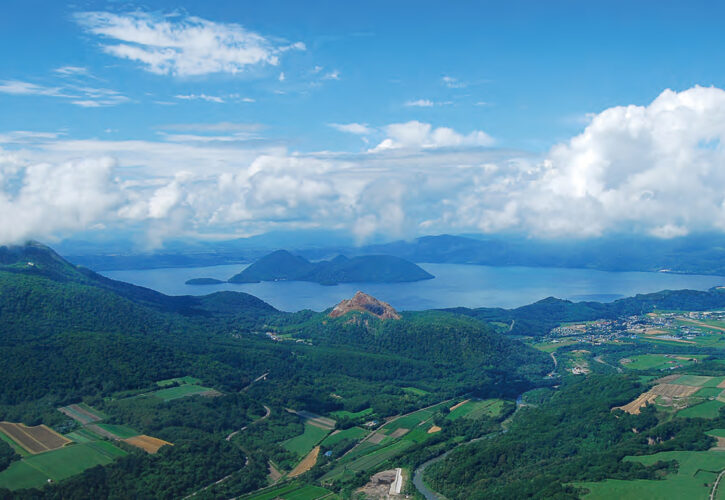 Lake Toya (Toya-Usu UNESCO Global Geopark / Hokkaido Prefecture) is one of the caldera lakes. Nakajima Island in the center is a central cone, and the lake is surrounded by a somma(a volcanic rim).