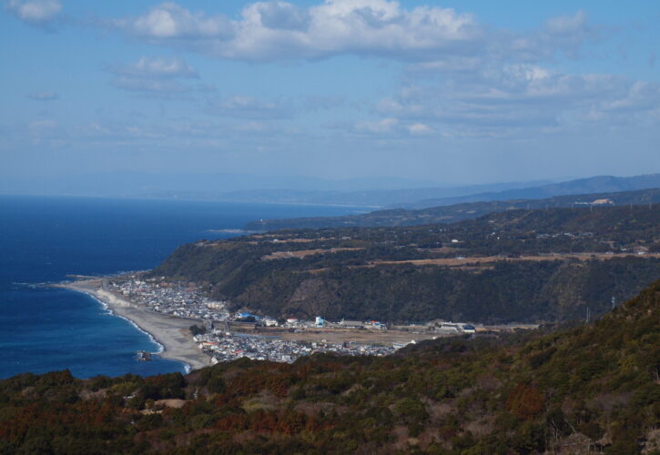 Marine terraces, spreading over Cape Muroto (Muroto UNESCO Global Geopark / Kochi Prefecture). The amount of uplift is one of the highest in the world for marine terraces of the same period.