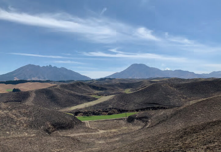 Grassland after field burning in Aso (Aso UNESCO Global Geopark / Kumamoto Prefecture). Field burning has been practiced since prehistoric times.
