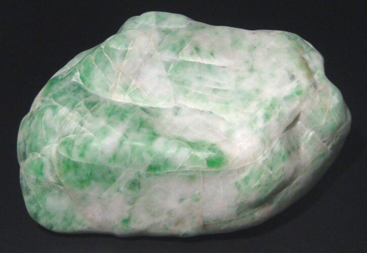 Jadeitite (Itoigawa UNESCO Global Geopark / Niigata Prefecture). The green color is typical, but the color changes depending on the trace elements in the crystal.