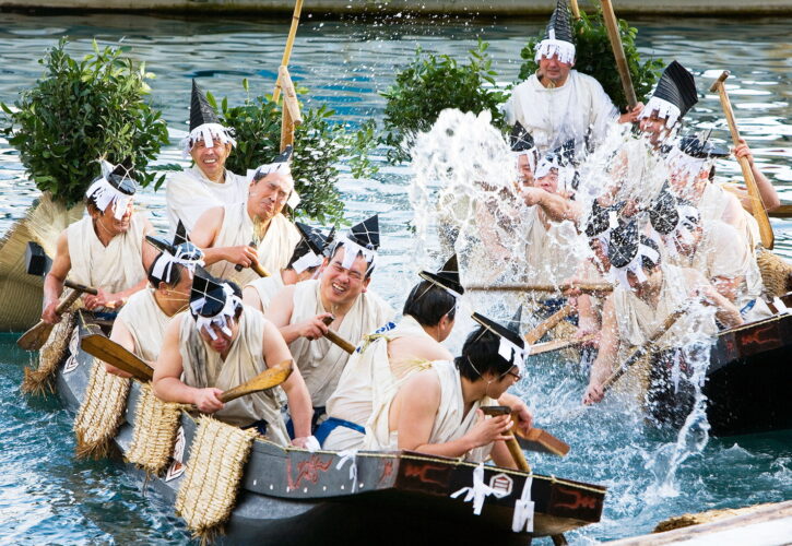A ritual at Miho Shrine (Shimane Peninsula and Shinjiko Nakaumi Estuary Geopark / Shimane Prefecture). The ritual originates from a national myth, and two boats pour water over each other to pray for a good catch and a good harvest.
