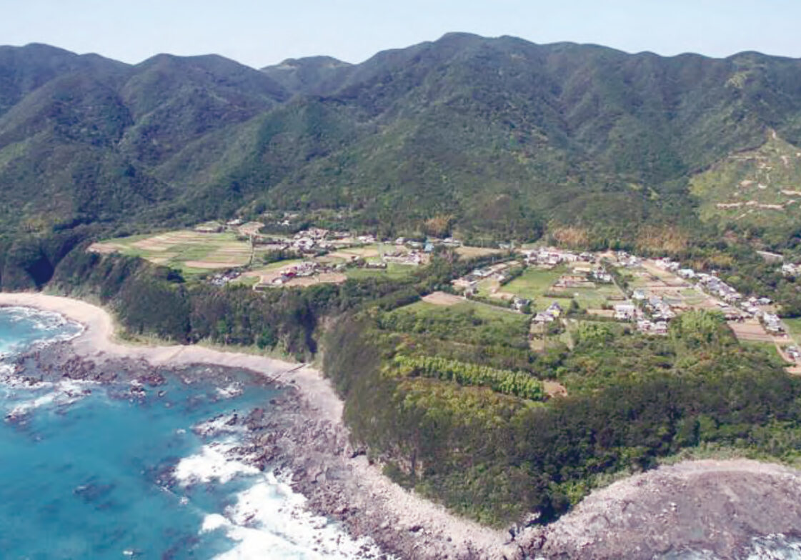 Marine terraces of Tsuro-Kubotsu (Tosashimizu Geopark / Kochi Prefecture). These marine terraces were created around 130 thousand years ago, and the highest one is about 70 m high.