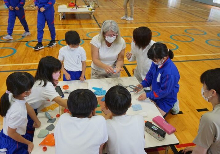 Children creating arts and crafts with marine plastic debris collected on beaches. They realize that items from our daily lives can easily pollute the sea. (Itoigawa UNESCO Global Geopark / Niigata Prefecture)