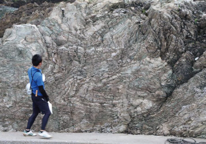 Outcrop of accretionary prism at Cape Shiriyazaki (Shimokita Geopark / Aomori Prefecture). A melange structure, made of various sediments mixed together, can be seen.