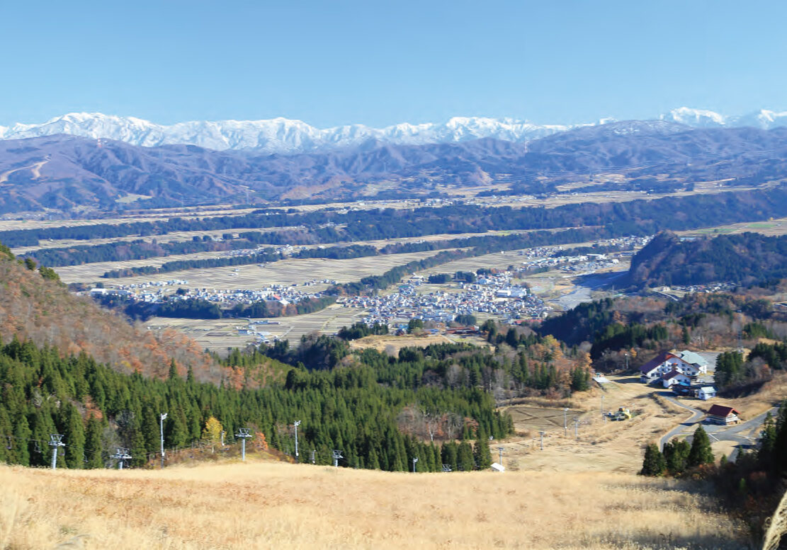 River terraces (Naeba-Sanroku Geopark / Niigata and Nagano Prefectures). The uplift of land and the erosion of rivers have formed many terraces, both old and new.