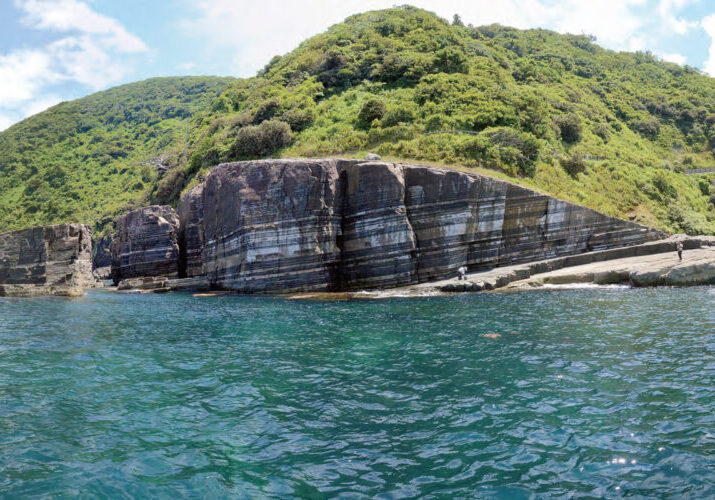 In the Susa district of Hagi (Hagi Geopark / Yamaguchi Prefecture), sand and mud strata (hornfels) metamorphosed by volcanic activity 15 million years ago can be seen.
