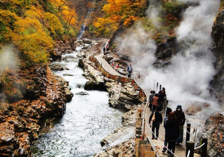 Oyasukyo Daifunto (Yuzawa Geopark / Akita Prefecture). In the 8-km-long V-shaped valley, you can see white high-temperature steam and boiling water gushing out.