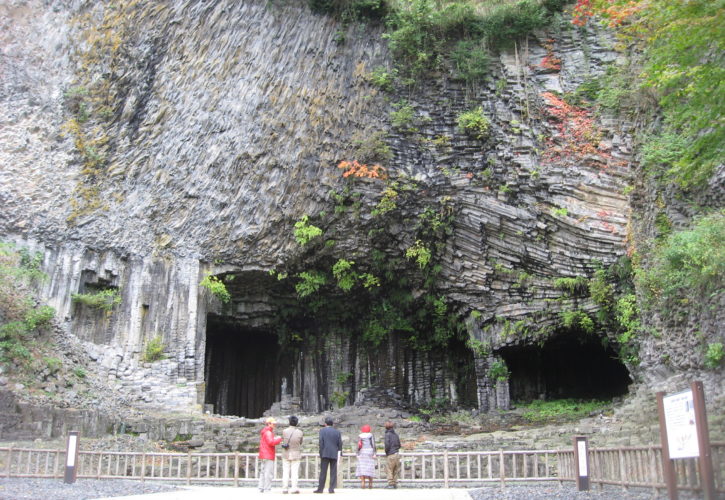 玄武洞（兵庫県 山陰海岸ユネスコ世界ジオパーク）の玄武岩。玄武岩の語源となった場所で、世界の「地質
遺産100選」にも選ばれています。