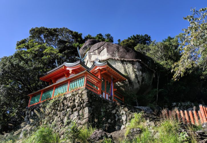 神倉山（和歌山県 南紀熊野ジオパーク）の斜面に鎮座する、流紋岩の巨岩「ゴトビキ岩」。熊野権現が降臨した伝承をもつ神倉神社の御神体で、ヒキガエルを意味します。