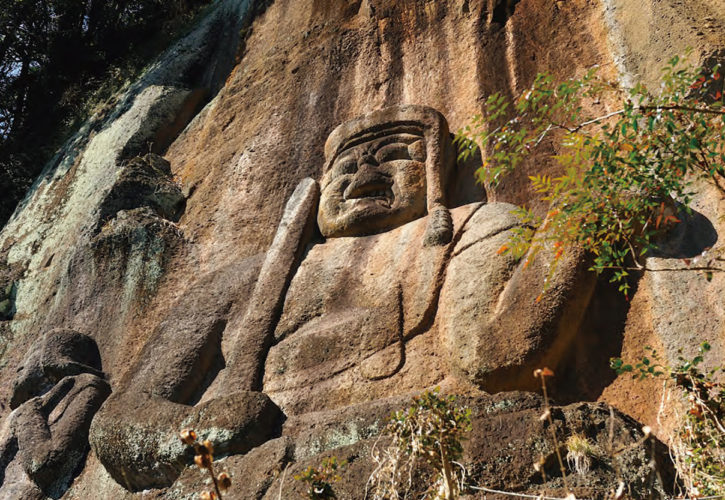 普光寺（大分県 おおいた豊後大野ジオパーク）の磨崖仏。火砕流が冷え固まった岩石のうち、加工がし
やすい部分を選んで彫られています。