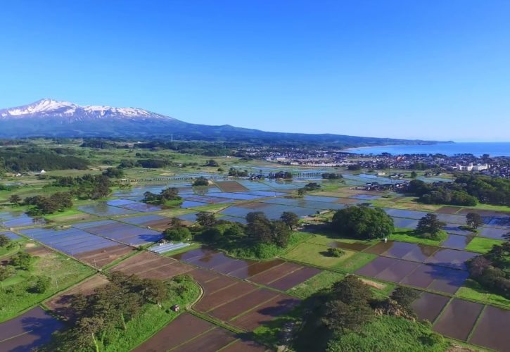 鳥海山（秋田県 鳥海山・飛島ジオパーク）の麓に広がる田園地帯「九十九島」。鳥海山から崩れてきた流れ山が作り出した風景です。
