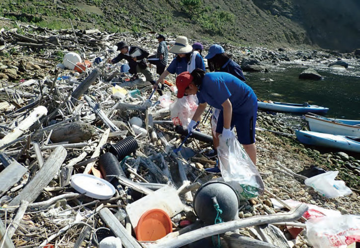 山陰海岸におけるビーチクリーン活動。プラスチックごみや流木、海外からの漂着物など、様々なゴミが回収されます。（山陰海岸ユネスコ世界ジオパーク）