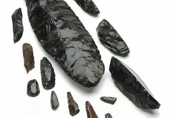 遺跡から出土した白滝（北海道 白滝ジオパーク）の黒曜石。狩りの道具として利用され、かつての生活を支える地質資源の１つでした。
